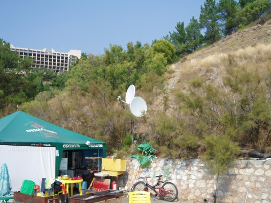 P1010007 Спутниковая тарелка на пляже.JPG